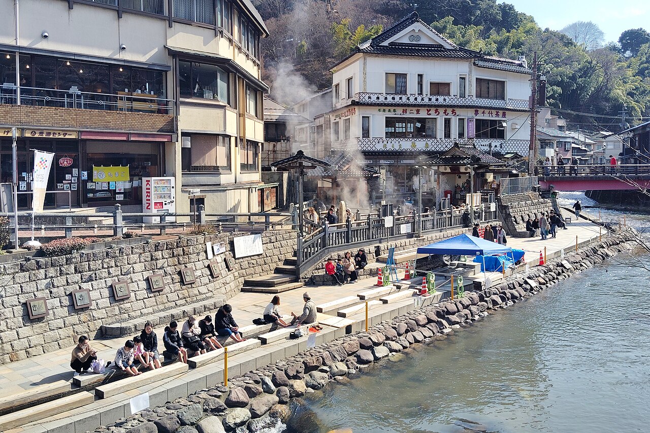 春来川沿いに湯けむりが立つ湯村温泉街
